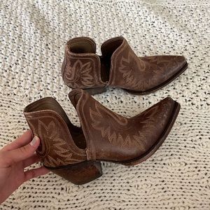 women’s ariat boots - 8.5